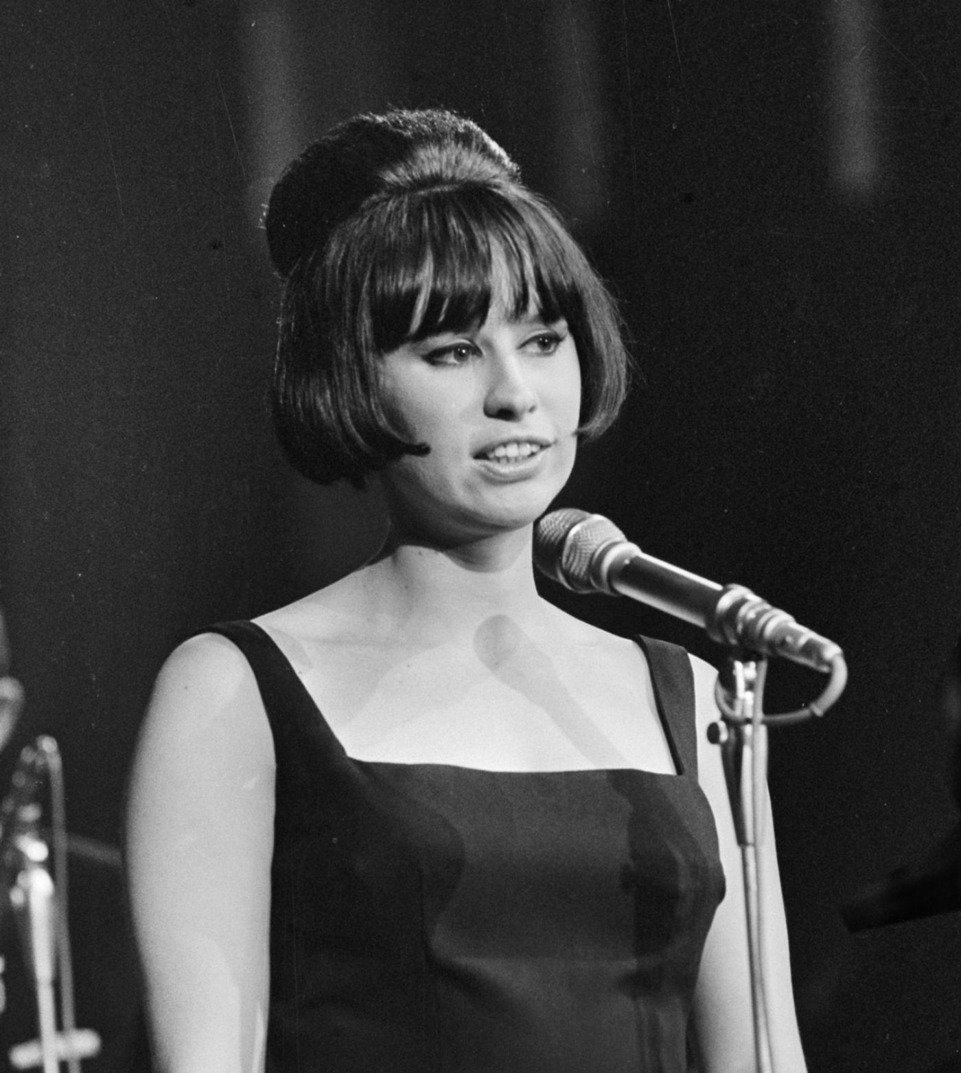 Black and white photo of Astrud Gilberto in front of a microphone