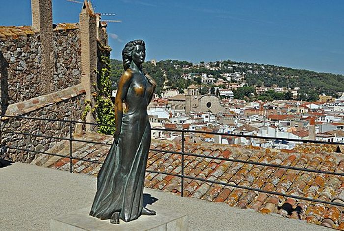 Photo of Ava Gardner's sculpture in Tossa de Mar