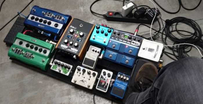 Photo of a guitar pedal board with 10 pedals